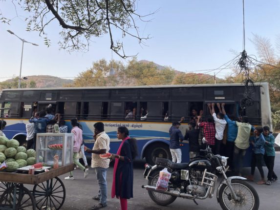 大混雑のインドのローカルバス