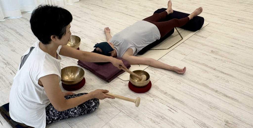 シンギングボウルとリストラティブヨガ