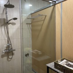 ラウンジのシャワーブース