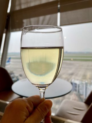 ハノイ空港のローラスラウンジで白ワインを