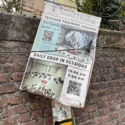 リシケシの街中に貼ってあったサウンドヒーリングのポスター