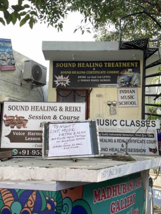 リシケシのサウンドヒーリングのお店