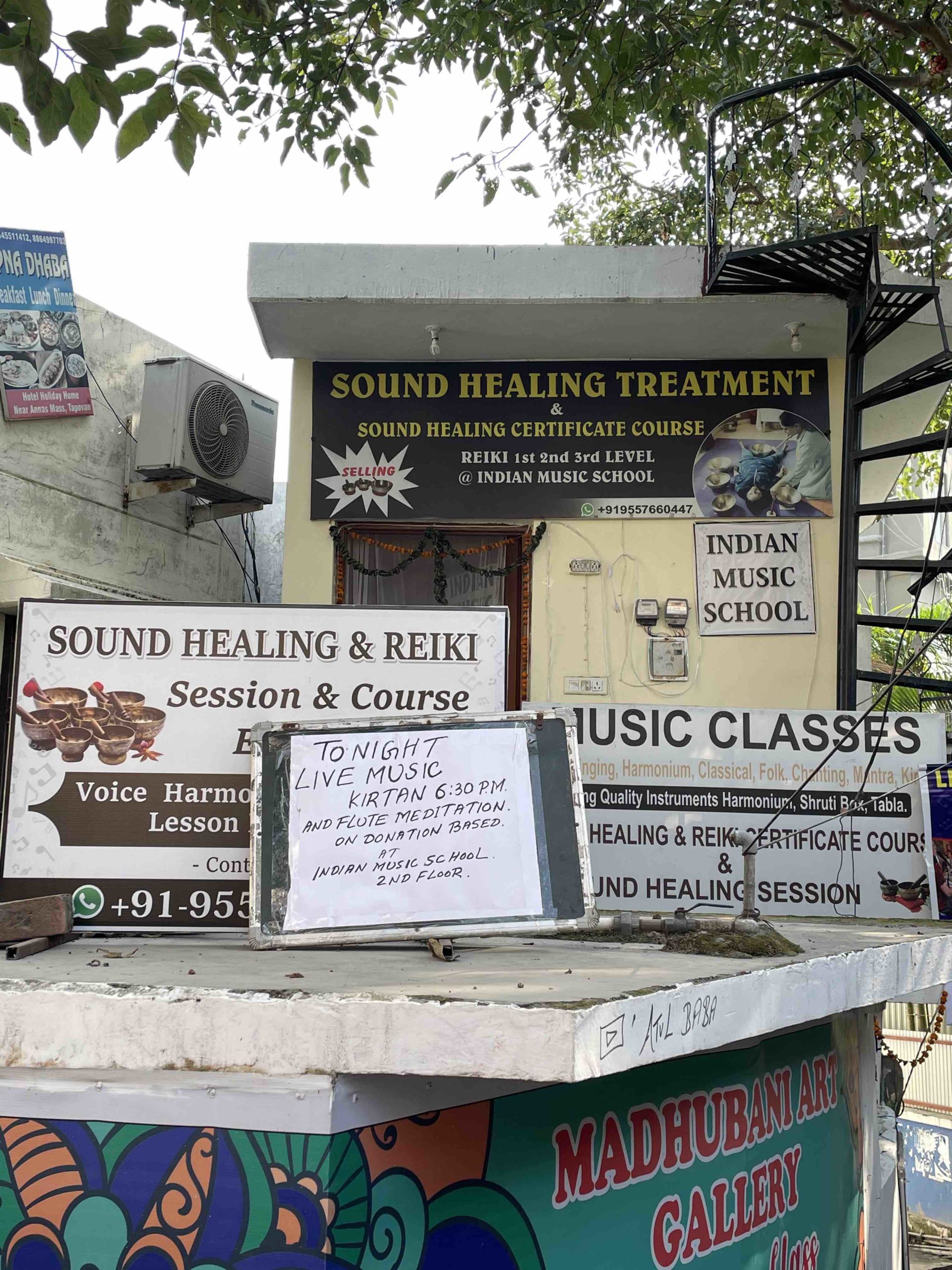 リシケシのサウンドヒーリングのお店