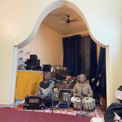 リシケシのミュージックスクールでのキールタンの様子