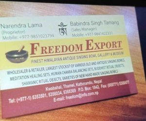 フリーダムエクスポートのショップカードの写真をスマホごと撮る