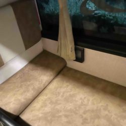 Laxmi holidaysの車内のスリーパー